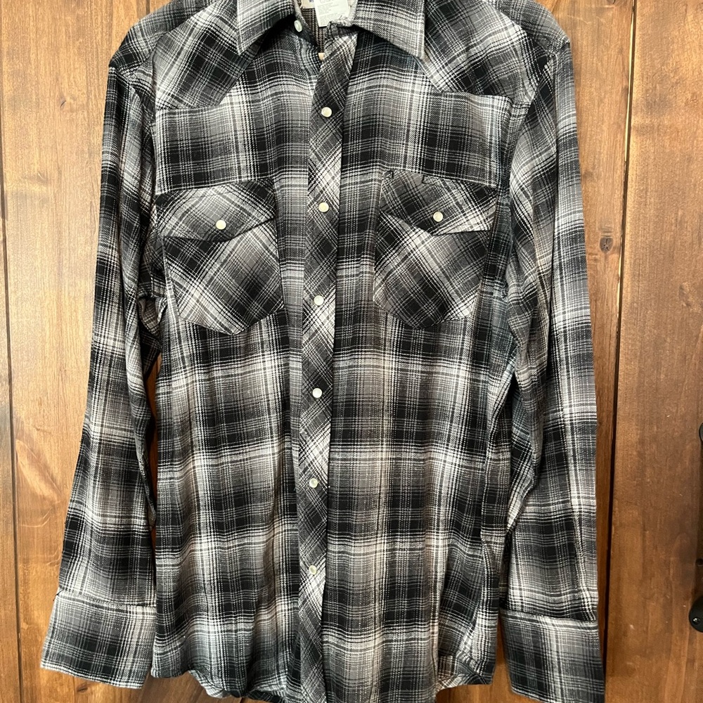 Men’s wrangler work wear flannel shirt. Size medium